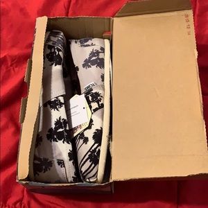Toms classic gray palm trees